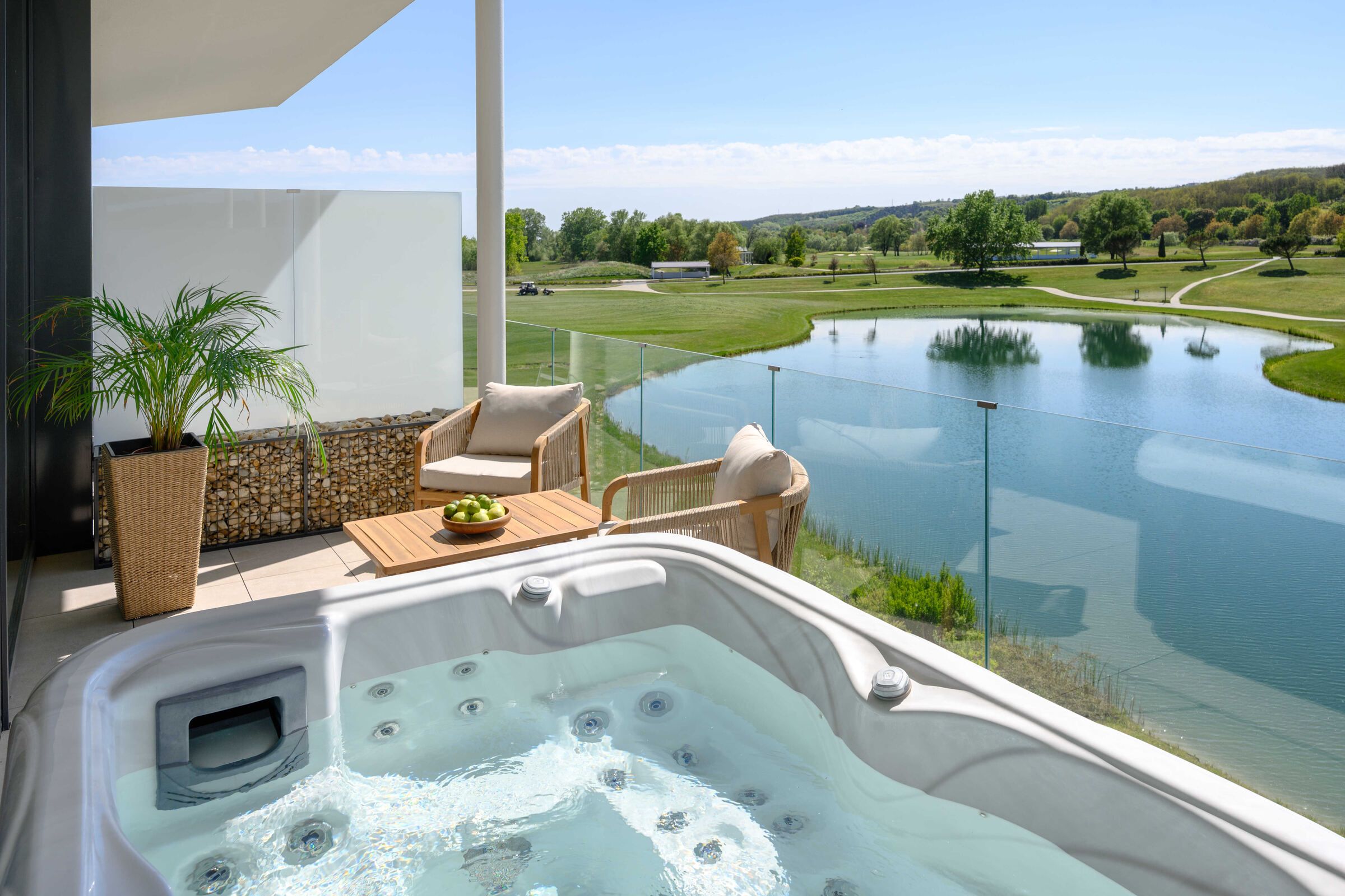 Privát jakuzzi a tóra néző teraszon